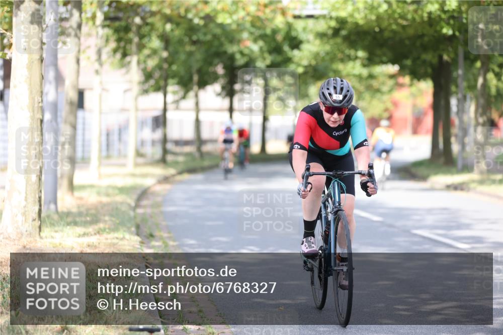 11.08.2024 - GEWOBA Citytriathlon Bremen H.Heesch http://msf.ph/oto/6768327 11.08.2024 10:40:48 Radfahren 32, 49, 55, 69, 80, 98, 109 meine-sportfotos.de