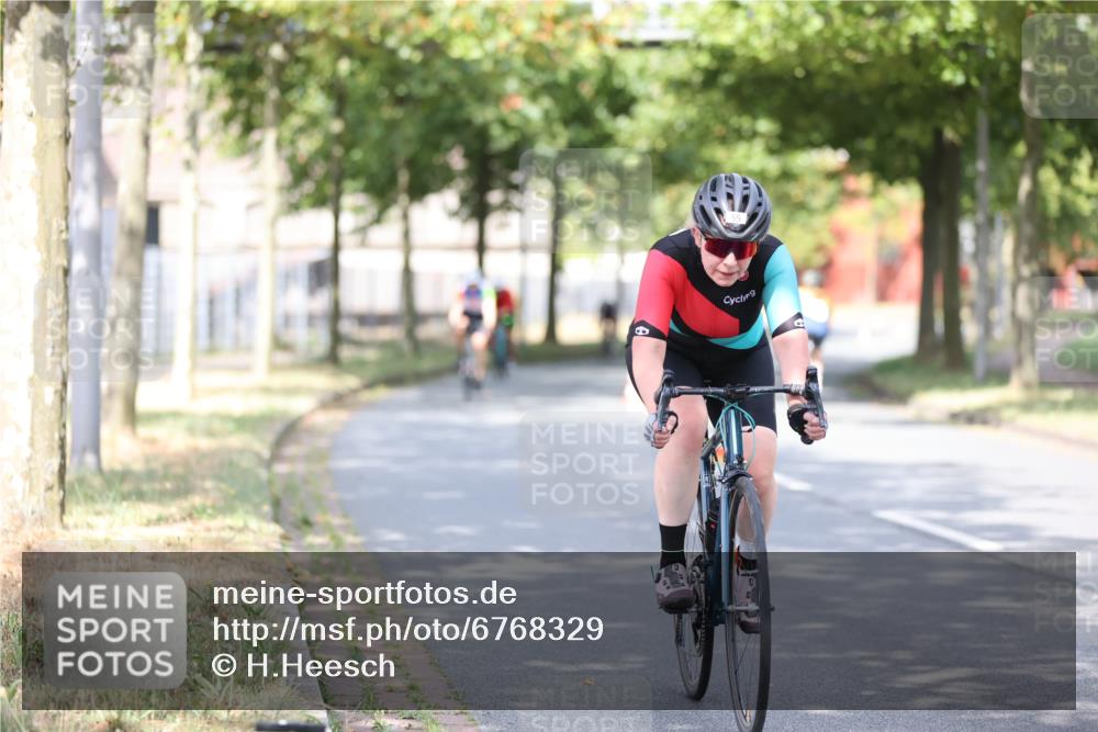11.08.2024 - GEWOBA Citytriathlon Bremen H.Heesch http://msf.ph/oto/6768329 11.08.2024 10:40:48 Radfahren 32, 49, 55, 69, 80, 98, 109 meine-sportfotos.de