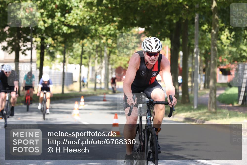 11.08.2024 - GEWOBA Citytriathlon Bremen H.Heesch http://msf.ph/oto/6768330 11.08.2024 10:23:21 Radfahren 15, 35, 38, 49, 66, 84 meine-sportfotos.de