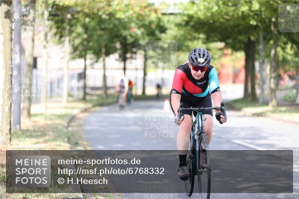 11.08.2024 - GEWOBA Citytriathlon Bremen H.Heesch http://msf.ph/oto/6768332 11.08.2024 10:40:48 Radfahren 32, 49, 55, 69, 80, 98, 109 meine-sportfotos.de