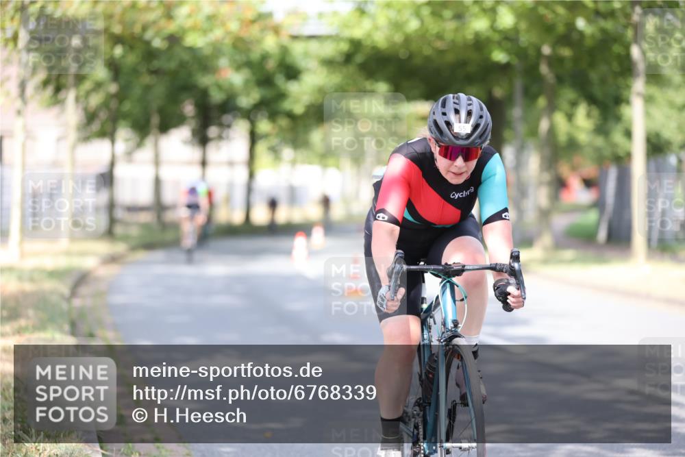 11.08.2024 - GEWOBA Citytriathlon Bremen H.Heesch http://msf.ph/oto/6768339 11.08.2024 10:40:48 Radfahren 32, 49, 55, 69, 80, 98, 109 meine-sportfotos.de