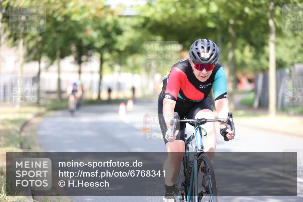 11.08.2024 - GEWOBA Citytriathlon Bremen H.Heesch http://msf.ph/oto/6768341 11.08.2024 10:40:48 Radfahren 32, 49, 55, 69, 80, 98, 109 meine-sportfotos.de