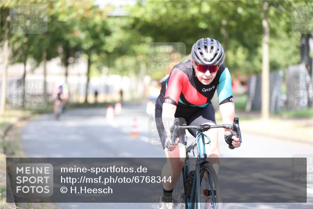 11.08.2024 - GEWOBA Citytriathlon Bremen H.Heesch http://msf.ph/oto/6768344 11.08.2024 10:40:48 Radfahren 32, 49, 55, 69, 80, 98, 109 meine-sportfotos.de