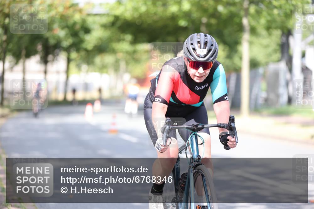 11.08.2024 - GEWOBA Citytriathlon Bremen H.Heesch http://msf.ph/oto/6768346 11.08.2024 10:40:48 Radfahren 32, 49, 55, 69, 80, 98, 109 meine-sportfotos.de
