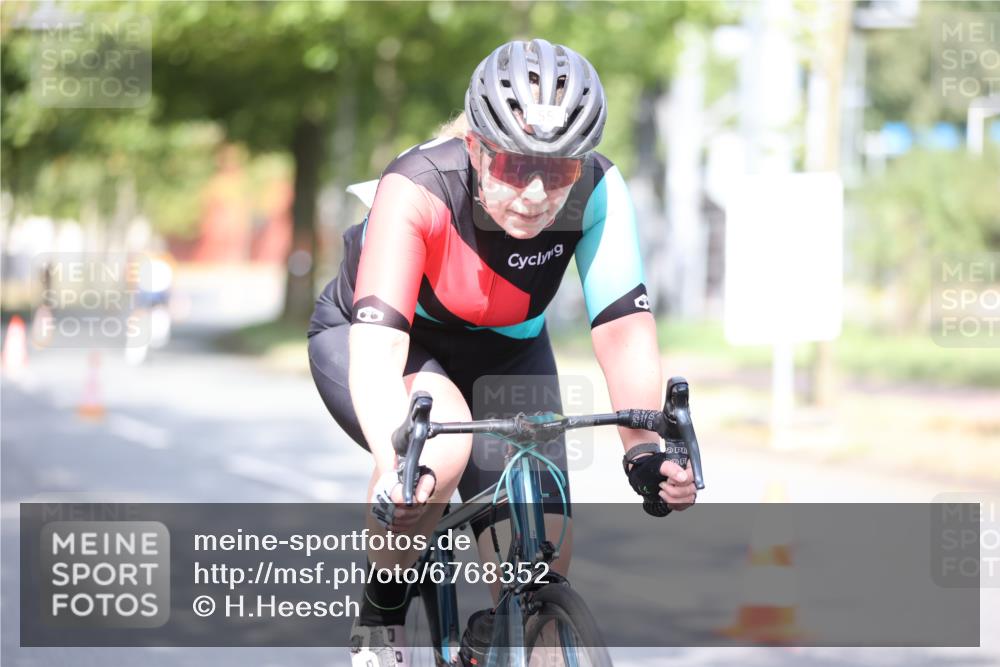 11.08.2024 - GEWOBA Citytriathlon Bremen H.Heesch http://msf.ph/oto/6768352 11.08.2024 10:40:48 Radfahren 32, 49, 55, 69, 80, 98, 109 meine-sportfotos.de