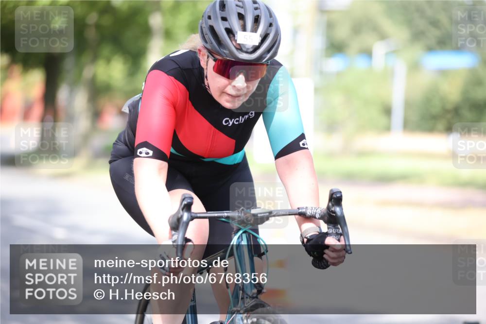 11.08.2024 - GEWOBA Citytriathlon Bremen H.Heesch http://msf.ph/oto/6768356 11.08.2024 10:40:48 Radfahren 32, 49, 55, 69, 80, 98, 109 meine-sportfotos.de