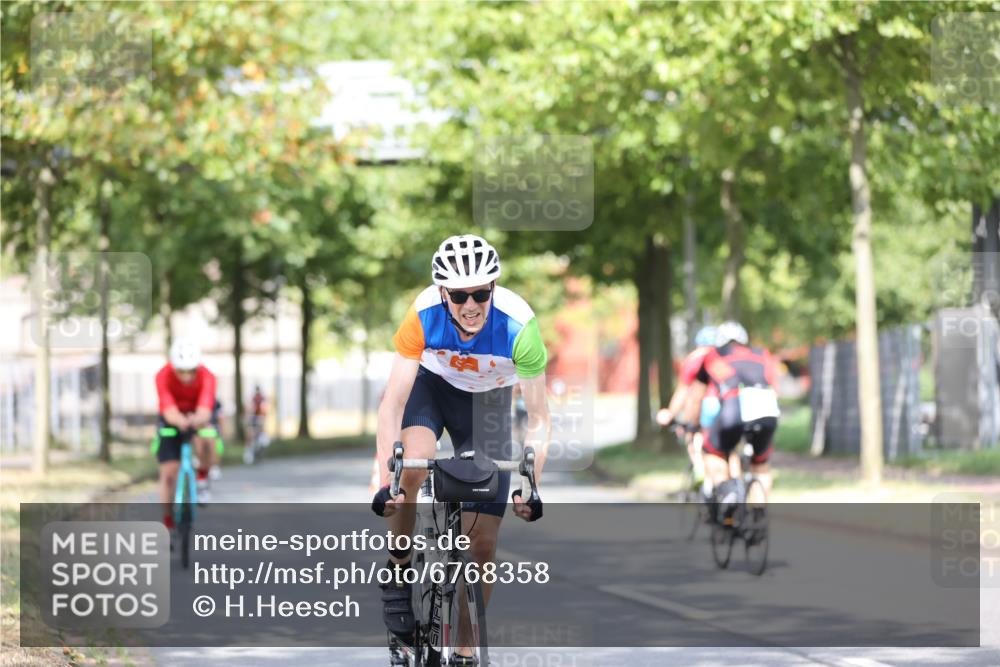 11.08.2024 - GEWOBA Citytriathlon Bremen H.Heesch http://msf.ph/oto/6768358 11.08.2024 10:40:51 Radfahren 32, 49, 55, 69, 80, 98, 109 meine-sportfotos.de