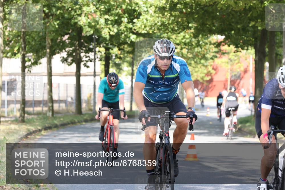 11.08.2024 - GEWOBA Citytriathlon Bremen H.Heesch http://msf.ph/oto/6768359 11.08.2024 10:23:23 Radfahren 15, 35, 38, 49, 66, 84 meine-sportfotos.de