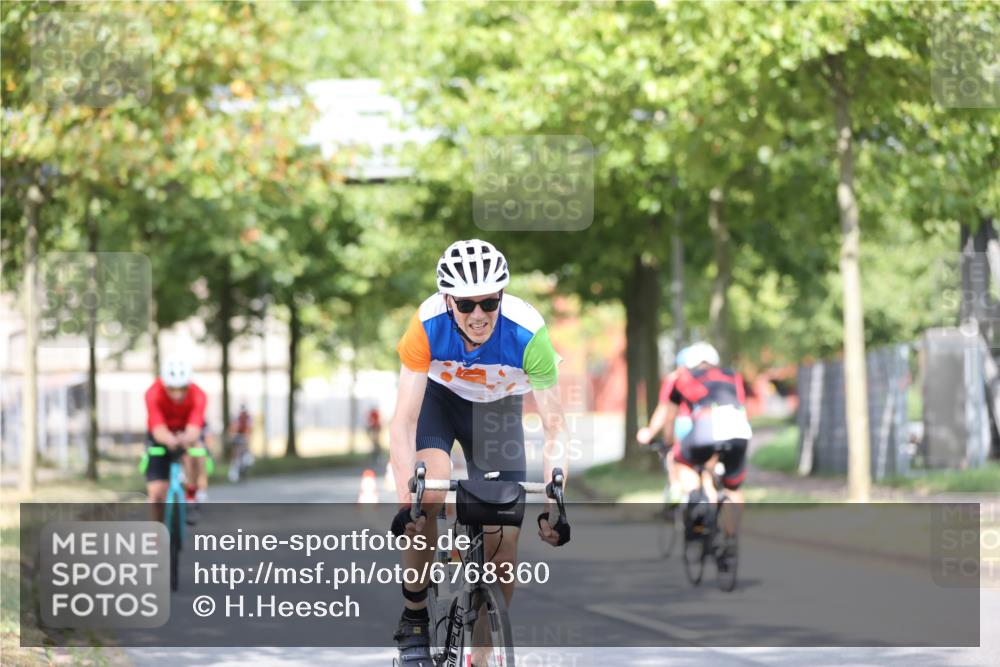 11.08.2024 - GEWOBA Citytriathlon Bremen H.Heesch http://msf.ph/oto/6768360 11.08.2024 10:40:51 Radfahren 32, 49, 55, 69, 80, 98, 109 meine-sportfotos.de