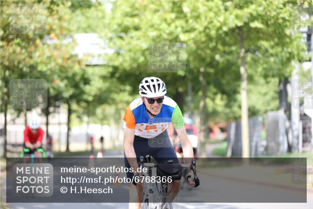 11.08.2024 - GEWOBA Citytriathlon Bremen H.Heesch http://msf.ph/oto/6768366 11.08.2024 10:40:51 Radfahren 32, 49, 55, 69, 80, 98, 109 meine-sportfotos.de
