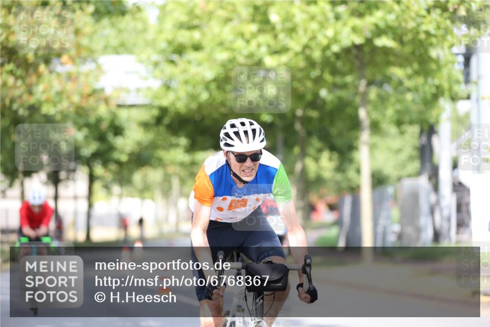 11.08.2024 - GEWOBA Citytriathlon Bremen H.Heesch http://msf.ph/oto/6768367 11.08.2024 10:40:51 Radfahren 32, 49, 55, 69, 80, 98, 109 meine-sportfotos.de