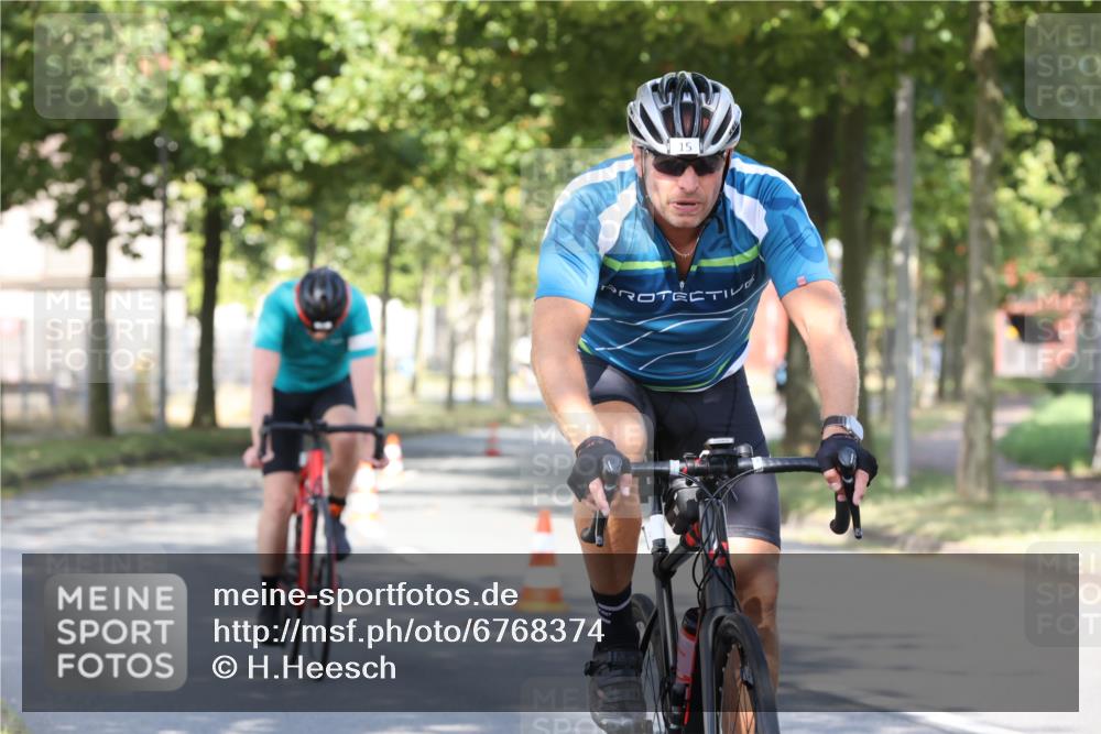 11.08.2024 - GEWOBA Citytriathlon Bremen H.Heesch http://msf.ph/oto/6768374 11.08.2024 10:23:24 Radfahren 15, 35, 38, 49, 66, 84 meine-sportfotos.de