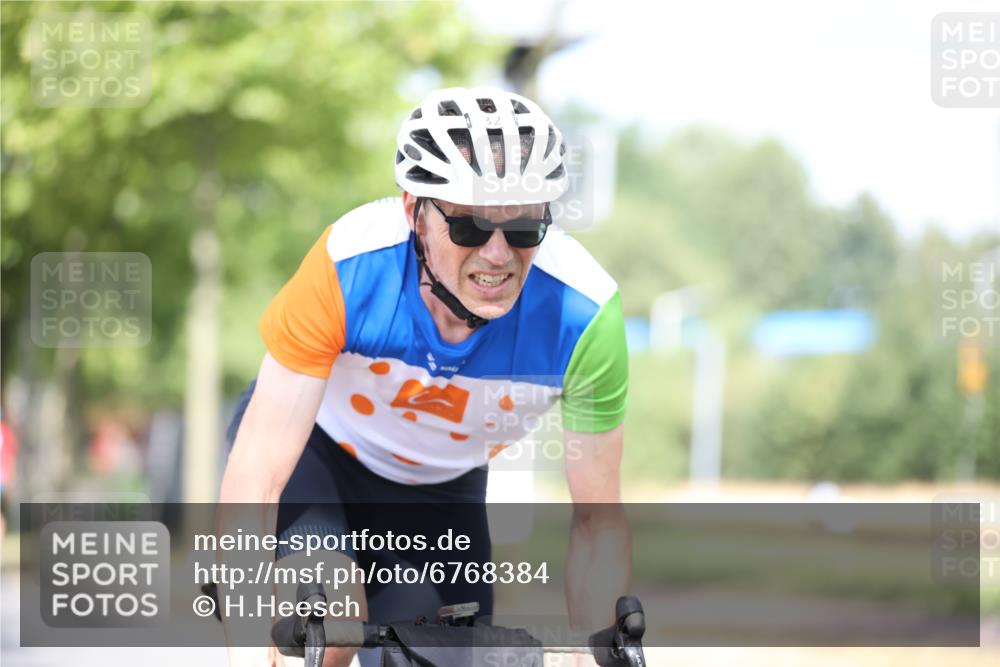 11.08.2024 - GEWOBA Citytriathlon Bremen H.Heesch http://msf.ph/oto/6768384 11.08.2024 10:40:52 Radfahren 32, 49, 55, 69, 80, 98, 109 meine-sportfotos.de