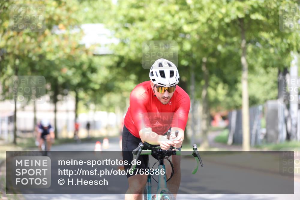 11.08.2024 - GEWOBA Citytriathlon Bremen H.Heesch http://msf.ph/oto/6768386 11.08.2024 10:40:53 Radfahren 32, 49, 55, 69, 80, 98, 109 meine-sportfotos.de