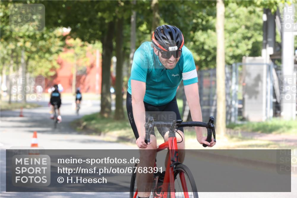 11.08.2024 - GEWOBA Citytriathlon Bremen H.Heesch http://msf.ph/oto/6768391 11.08.2024 10:23:25 Radfahren 15, 35, 38, 49, 66, 74, 84 meine-sportfotos.de