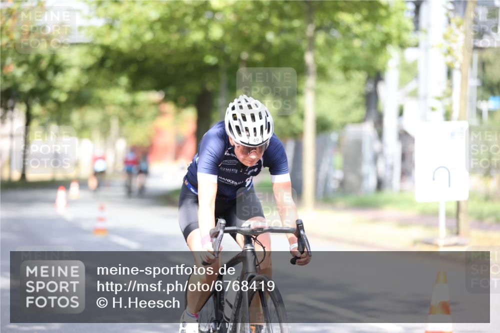 11.08.2024 - GEWOBA Citytriathlon Bremen H.Heesch http://msf.ph/oto/6768419 11.08.2024 10:40:55 Radfahren 32, 49, 55, 69, 80, 98, 109 meine-sportfotos.de