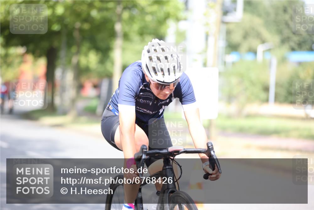 11.08.2024 - GEWOBA Citytriathlon Bremen H.Heesch http://msf.ph/oto/6768426 11.08.2024 10:40:55 Radfahren 32, 49, 55, 69, 80, 98, 109 meine-sportfotos.de
