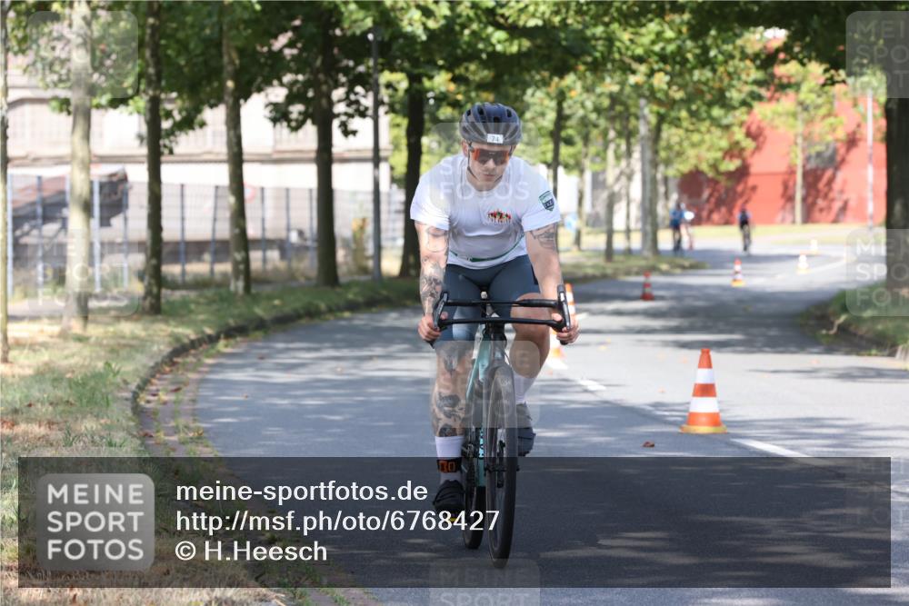 11.08.2024 - GEWOBA Citytriathlon Bremen H.Heesch http://msf.ph/oto/6768427 11.08.2024 10:23:37 Radfahren 15, 32, 35, 38, 49, 74, 84 meine-sportfotos.de
