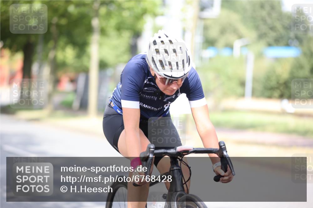 11.08.2024 - GEWOBA Citytriathlon Bremen H.Heesch http://msf.ph/oto/6768428 11.08.2024 10:40:55 Radfahren 32, 49, 55, 69, 80, 98, 109 meine-sportfotos.de