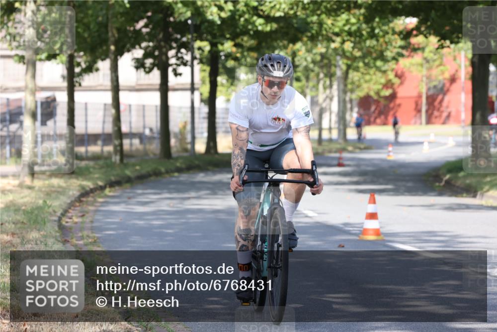 11.08.2024 - GEWOBA Citytriathlon Bremen H.Heesch http://msf.ph/oto/6768431 11.08.2024 10:23:37 Radfahren 15, 32, 35, 38, 49, 74, 84 meine-sportfotos.de