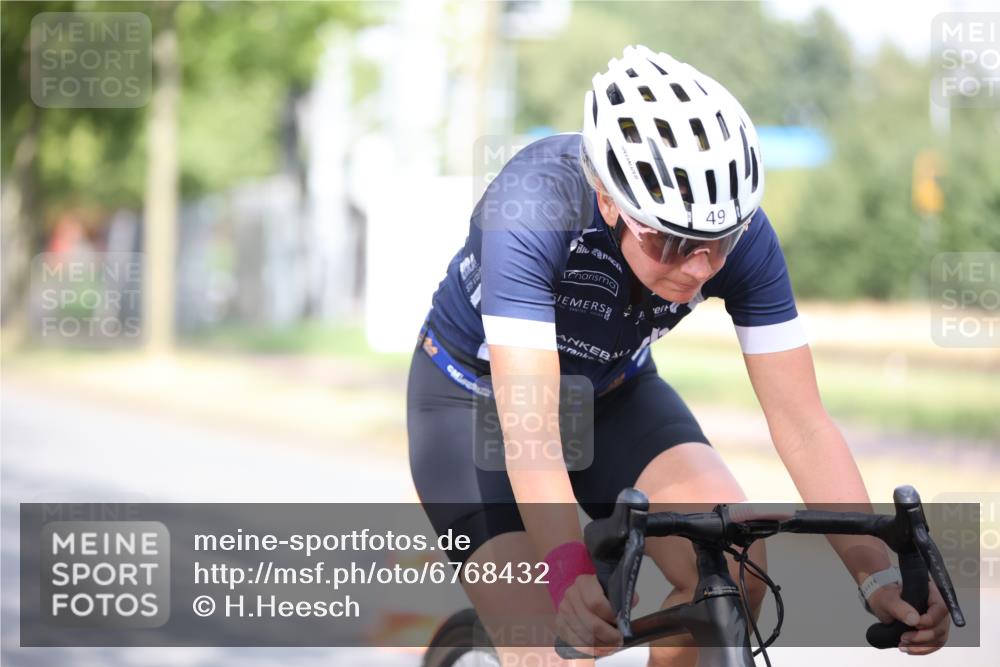 11.08.2024 - GEWOBA Citytriathlon Bremen H.Heesch http://msf.ph/oto/6768432 11.08.2024 10:40:55 Radfahren 32, 49, 55, 69, 80, 98, 109 meine-sportfotos.de