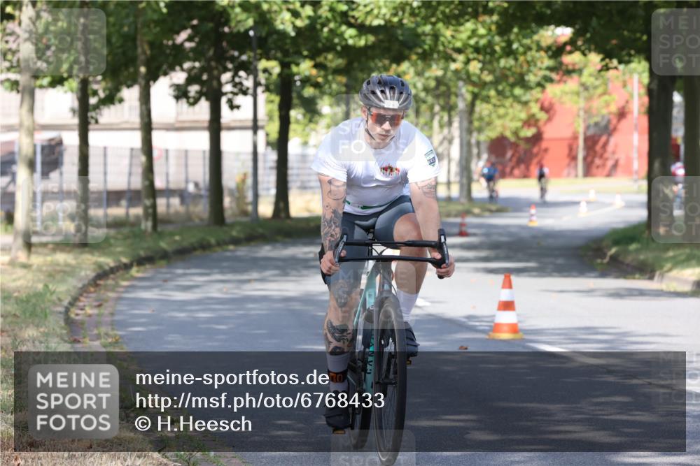 11.08.2024 - GEWOBA Citytriathlon Bremen H.Heesch http://msf.ph/oto/6768433 11.08.2024 10:23:37 Radfahren 15, 32, 35, 38, 49, 74, 84 meine-sportfotos.de
