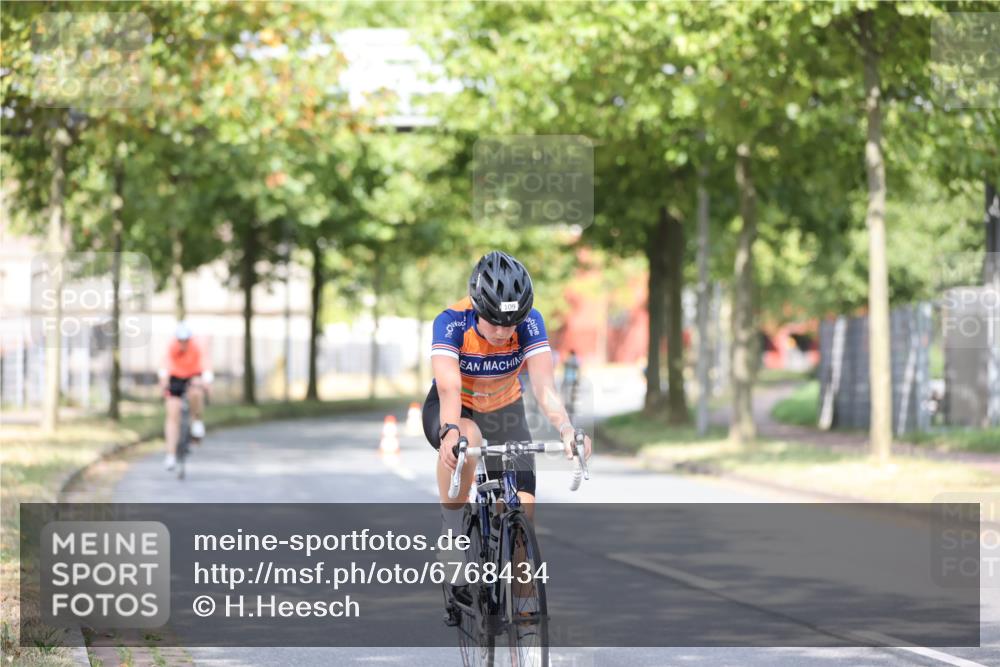 11.08.2024 - GEWOBA Citytriathlon Bremen H.Heesch http://msf.ph/oto/6768434 11.08.2024 10:40:57 Radfahren 15, 32, 49, 55, 69, 80, 98, 109 meine-sportfotos.de
