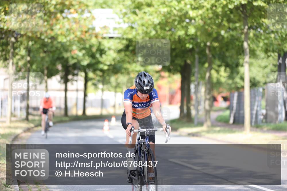 11.08.2024 - GEWOBA Citytriathlon Bremen H.Heesch http://msf.ph/oto/6768437 11.08.2024 10:40:57 Radfahren 15, 32, 49, 55, 69, 80, 98, 109 meine-sportfotos.de