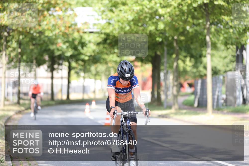 11.08.2024 - GEWOBA Citytriathlon Bremen H.Heesch http://msf.ph/oto/6768440 11.08.2024 10:40:57 Radfahren 15, 32, 49, 55, 69, 80, 98, 109 meine-sportfotos.de