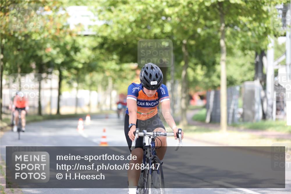 11.08.2024 - GEWOBA Citytriathlon Bremen H.Heesch http://msf.ph/oto/6768447 11.08.2024 10:40:57 Radfahren 15, 32, 49, 55, 69, 80, 98, 109 meine-sportfotos.de