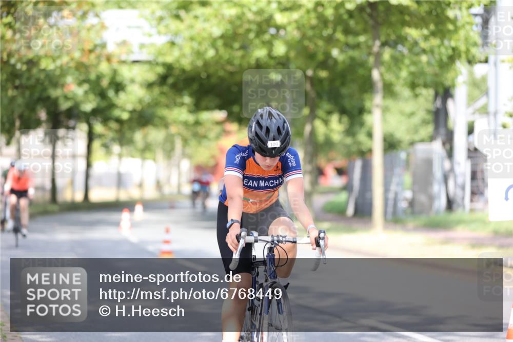11.08.2024 - GEWOBA Citytriathlon Bremen H.Heesch http://msf.ph/oto/6768449 11.08.2024 10:40:57 Radfahren 15, 32, 49, 55, 69, 80, 98, 109 meine-sportfotos.de
