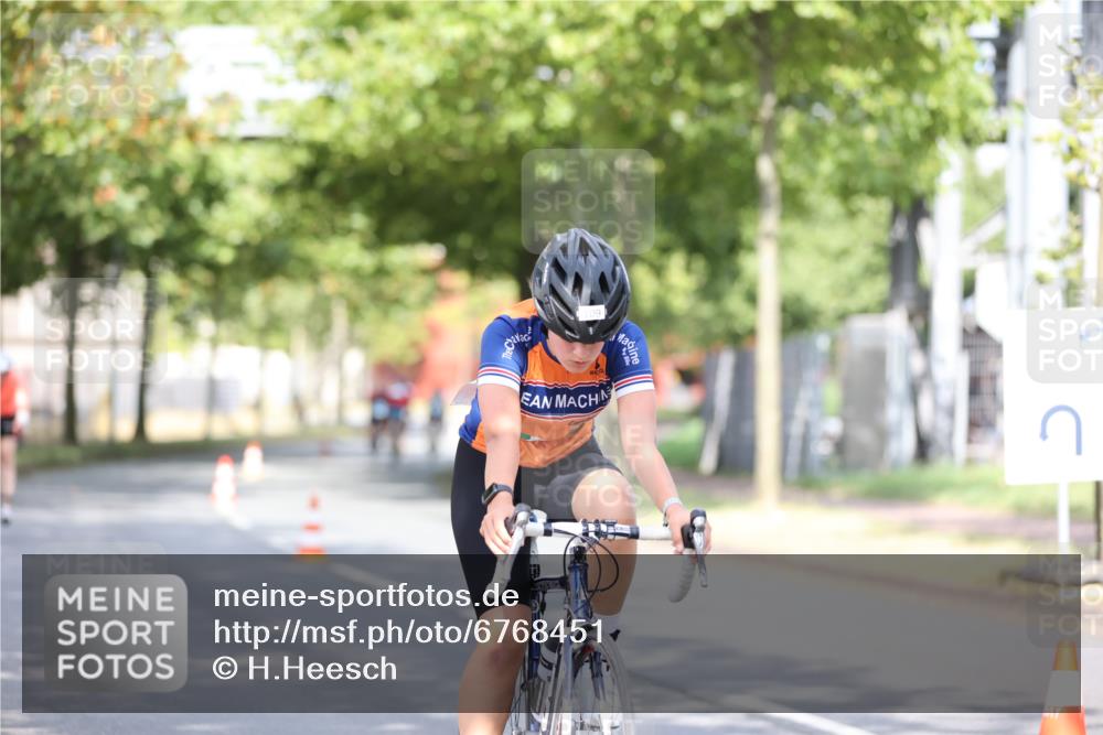 11.08.2024 - GEWOBA Citytriathlon Bremen H.Heesch http://msf.ph/oto/6768451 11.08.2024 10:40:57 Radfahren 15, 32, 49, 55, 69, 80, 98, 109 meine-sportfotos.de