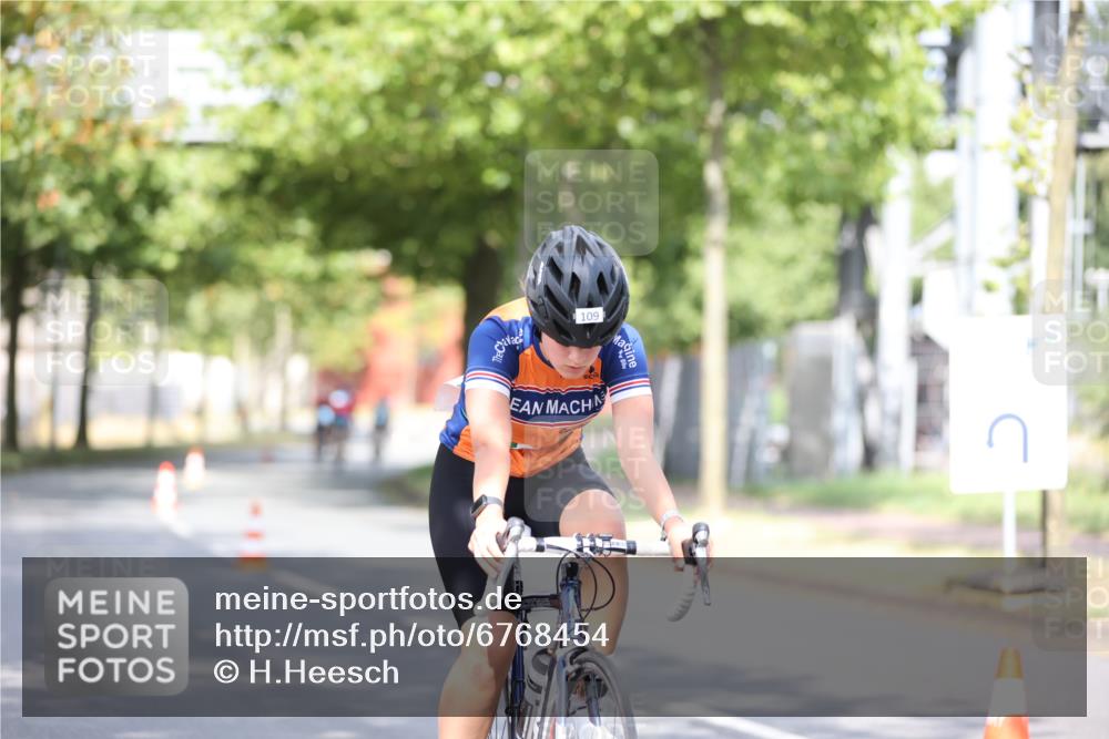 11.08.2024 - GEWOBA Citytriathlon Bremen H.Heesch http://msf.ph/oto/6768454 11.08.2024 10:40:57 Radfahren 15, 32, 49, 55, 69, 80, 98, 109 meine-sportfotos.de