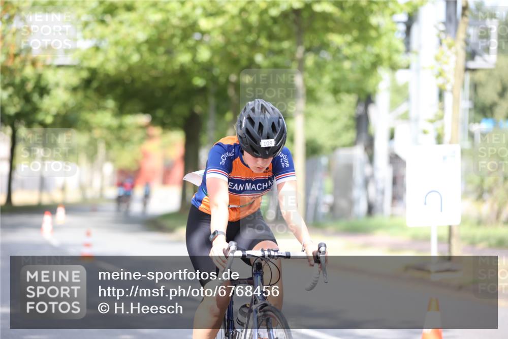 11.08.2024 - GEWOBA Citytriathlon Bremen H.Heesch http://msf.ph/oto/6768456 11.08.2024 10:40:57 Radfahren 15, 32, 49, 55, 69, 80, 98, 109 meine-sportfotos.de
