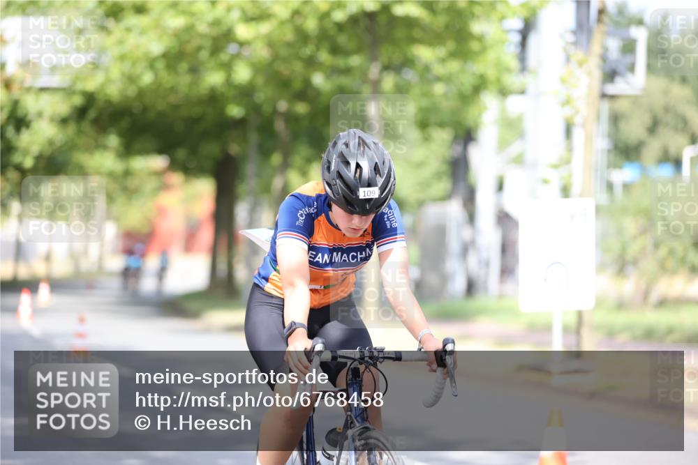 11.08.2024 - GEWOBA Citytriathlon Bremen H.Heesch http://msf.ph/oto/6768458 11.08.2024 10:40:57 Radfahren 15, 32, 49, 55, 69, 80, 98, 109 meine-sportfotos.de