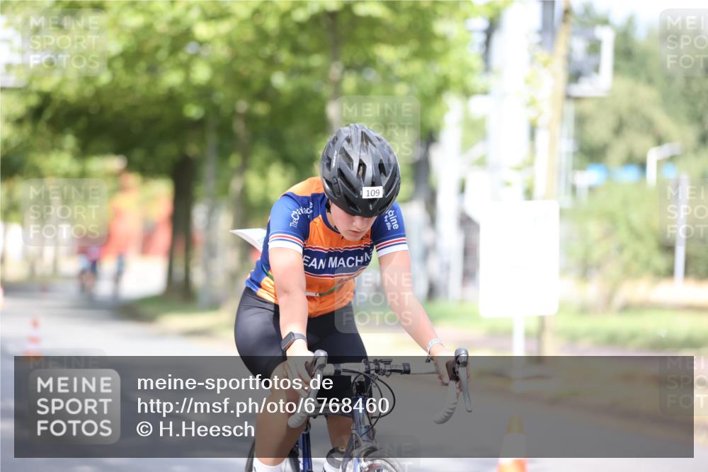 11.08.2024 - GEWOBA Citytriathlon Bremen H.Heesch http://msf.ph/oto/6768460 11.08.2024 10:40:57 Radfahren 15, 32, 49, 55, 69, 80, 98, 109 meine-sportfotos.de