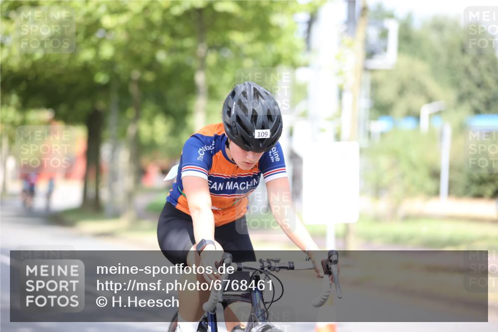 11.08.2024 - GEWOBA Citytriathlon Bremen H.Heesch http://msf.ph/oto/6768461 11.08.2024 10:40:57 Radfahren 15, 32, 49, 55, 69, 80, 98, 109 meine-sportfotos.de