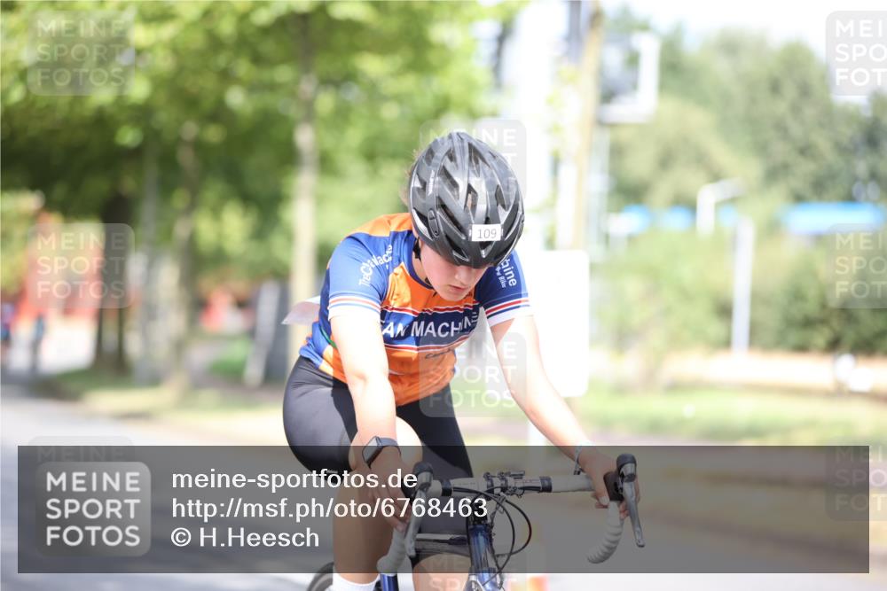 11.08.2024 - GEWOBA Citytriathlon Bremen H.Heesch http://msf.ph/oto/6768463 11.08.2024 10:40:58 Radfahren 15, 32, 49, 55, 69, 80, 98, 109 meine-sportfotos.de