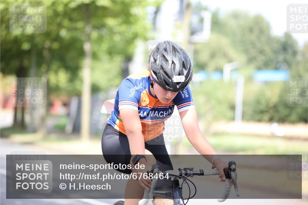 11.08.2024 - GEWOBA Citytriathlon Bremen H.Heesch http://msf.ph/oto/6768464 11.08.2024 10:40:58 Radfahren 15, 32, 49, 55, 69, 80, 98, 109 meine-sportfotos.de