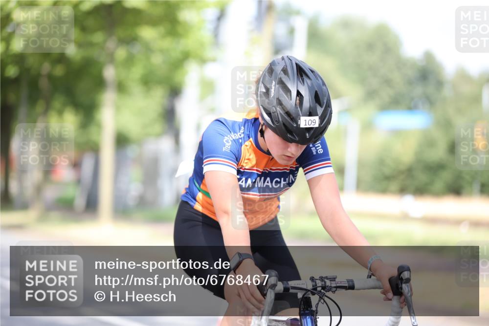 11.08.2024 - GEWOBA Citytriathlon Bremen H.Heesch http://msf.ph/oto/6768467 11.08.2024 10:40:58 Radfahren 15, 32, 49, 55, 69, 80, 98, 109 meine-sportfotos.de
