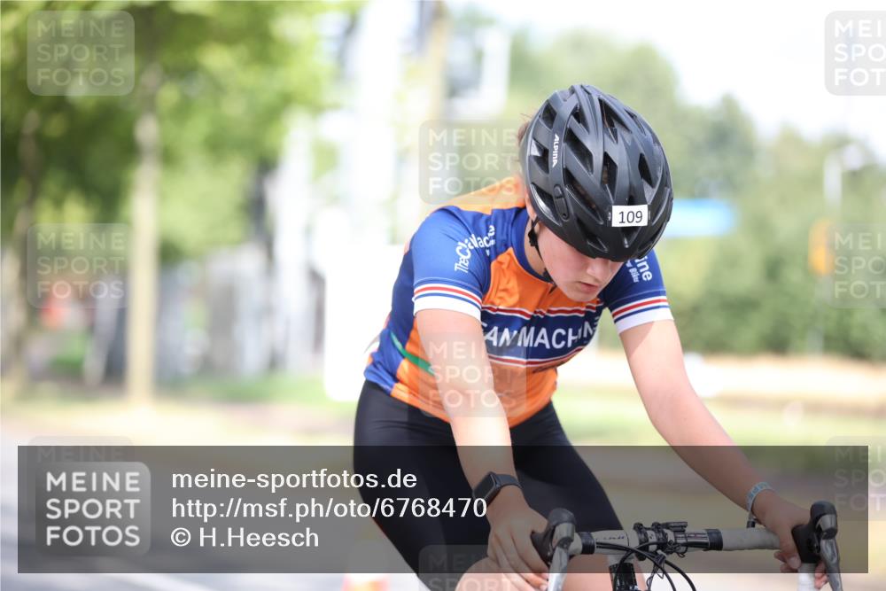 11.08.2024 - GEWOBA Citytriathlon Bremen H.Heesch http://msf.ph/oto/6768470 11.08.2024 10:40:58 Radfahren 15, 32, 49, 55, 69, 80, 98, 109 meine-sportfotos.de