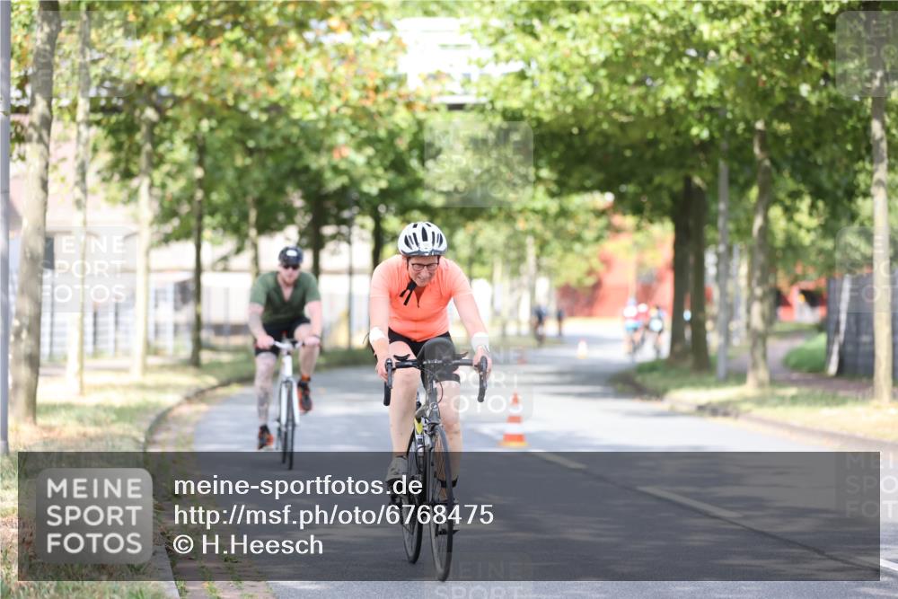 11.08.2024 - GEWOBA Citytriathlon Bremen H.Heesch http://msf.ph/oto/6768475 11.08.2024 10:40:59 Radfahren 15, 32, 49, 69, 80, 98, 109 meine-sportfotos.de