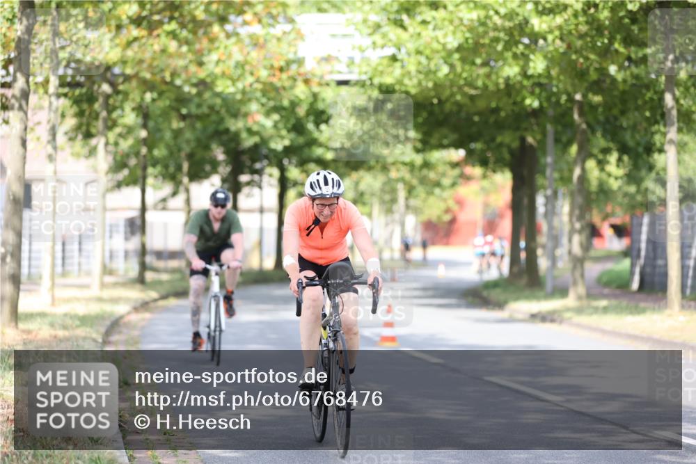 11.08.2024 - GEWOBA Citytriathlon Bremen H.Heesch http://msf.ph/oto/6768476 11.08.2024 10:40:59 Radfahren 15, 32, 49, 69, 80, 98, 109 meine-sportfotos.de