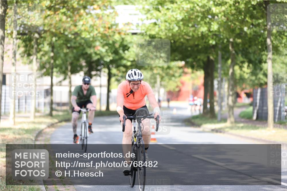 11.08.2024 - GEWOBA Citytriathlon Bremen H.Heesch http://msf.ph/oto/6768482 11.08.2024 10:40:59 Radfahren 15, 32, 49, 69, 80, 98, 109 meine-sportfotos.de
