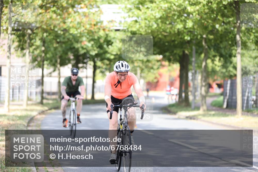 11.08.2024 - GEWOBA Citytriathlon Bremen H.Heesch http://msf.ph/oto/6768484 11.08.2024 10:40:59 Radfahren 15, 32, 49, 69, 80, 98, 109 meine-sportfotos.de