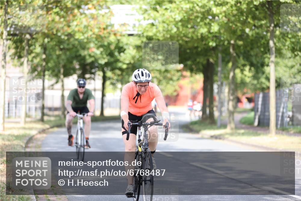 11.08.2024 - GEWOBA Citytriathlon Bremen H.Heesch http://msf.ph/oto/6768487 11.08.2024 10:40:59 Radfahren 15, 32, 49, 69, 80, 98, 109 meine-sportfotos.de