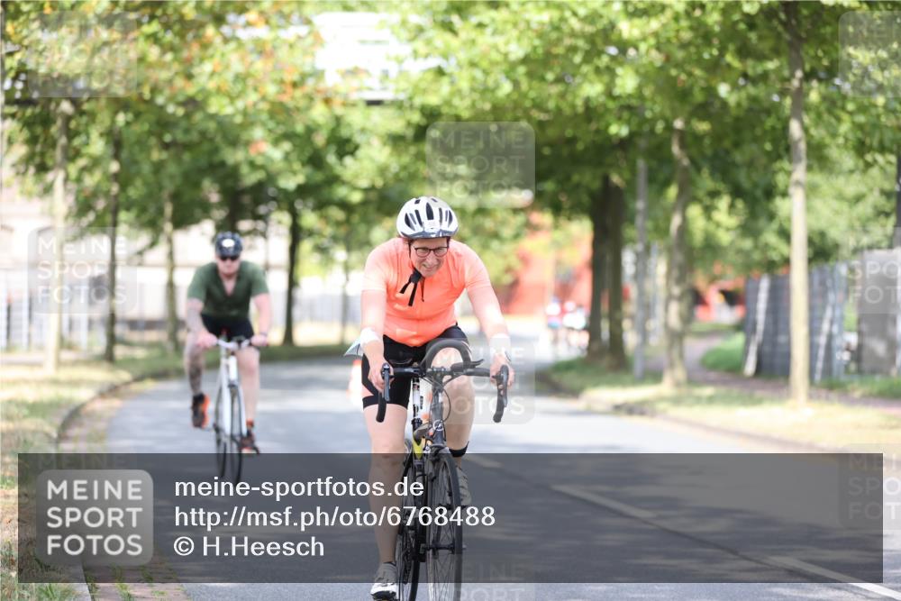11.08.2024 - GEWOBA Citytriathlon Bremen H.Heesch http://msf.ph/oto/6768488 11.08.2024 10:41:00 Radfahren 15, 32, 49, 69, 80, 84, 98, 109 meine-sportfotos.de