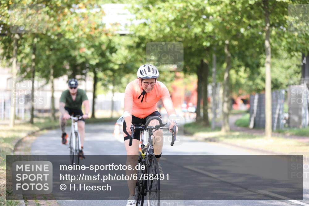11.08.2024 - GEWOBA Citytriathlon Bremen H.Heesch http://msf.ph/oto/6768491 11.08.2024 10:41:00 Radfahren 15, 32, 49, 69, 80, 84, 98, 109 meine-sportfotos.de
