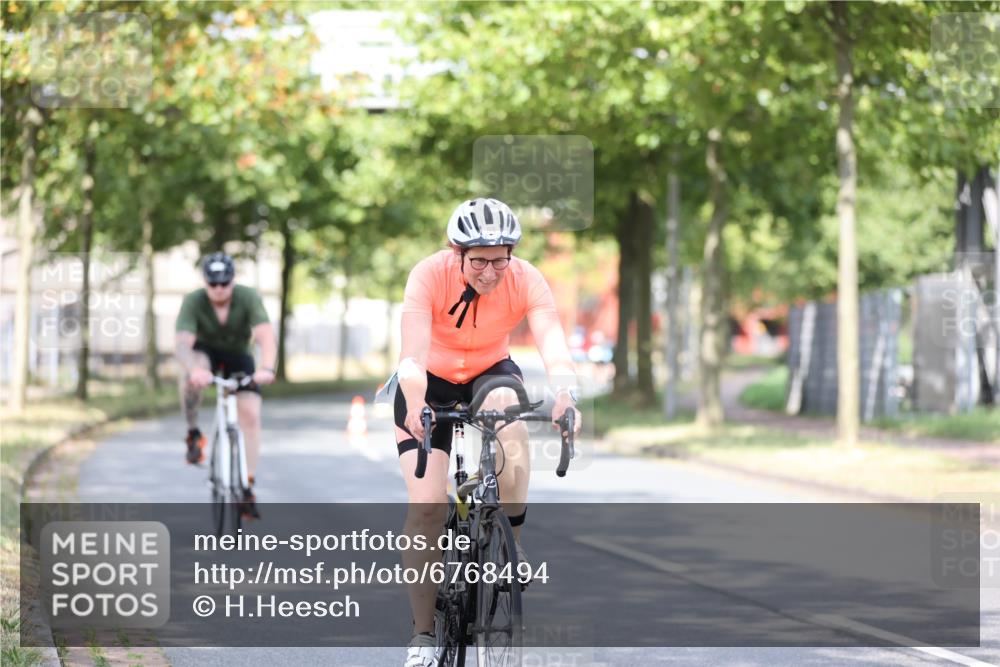 11.08.2024 - GEWOBA Citytriathlon Bremen H.Heesch http://msf.ph/oto/6768494 11.08.2024 10:41:00 Radfahren 15, 32, 49, 69, 80, 84, 98, 109 meine-sportfotos.de