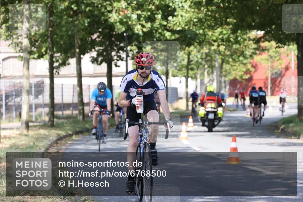 11.08.2024 - GEWOBA Citytriathlon Bremen H.Heesch http://msf.ph/oto/6768500 11.08.2024 10:23:52 Radfahren 17, 21, 23, 32, 37, 50, 51, 70, 116 meine-sportfotos.de